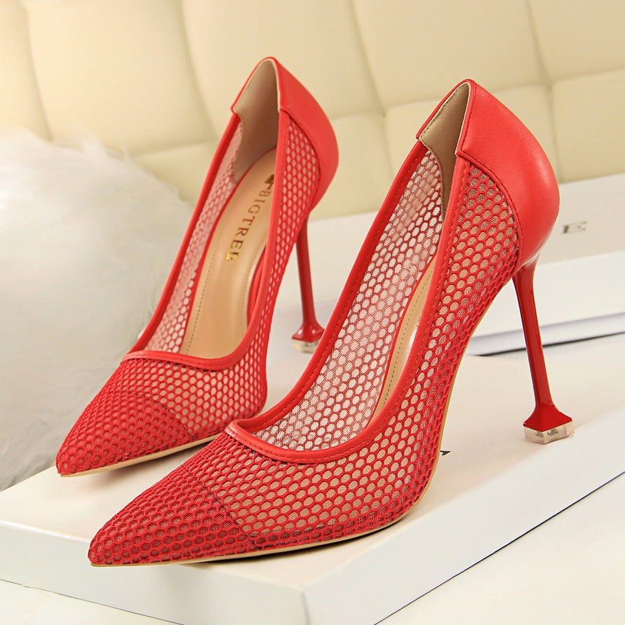 High-heeled shoes with shallow pointed toes